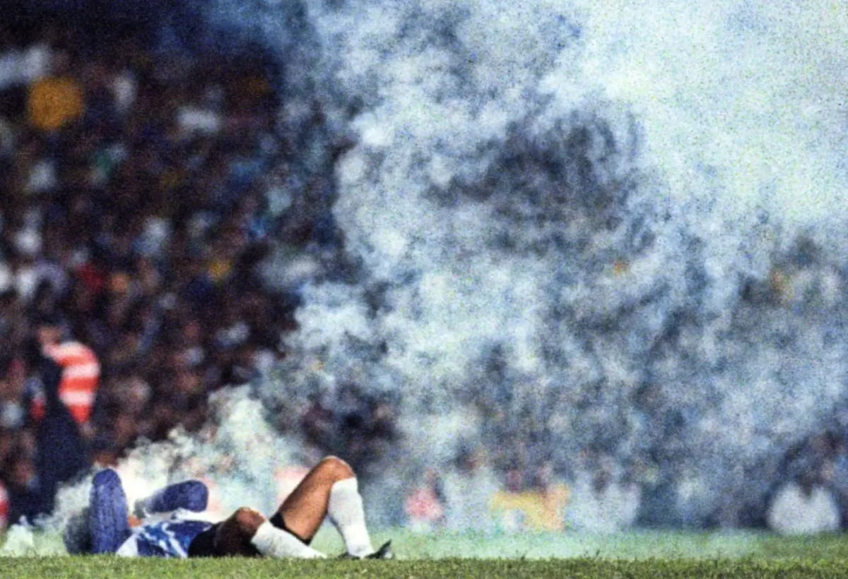 足球场上的阴谋！用藏好的刀片割伤自己！